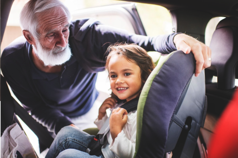 Os avós devem usar cadeiras de carro de alta qualidade para os netos